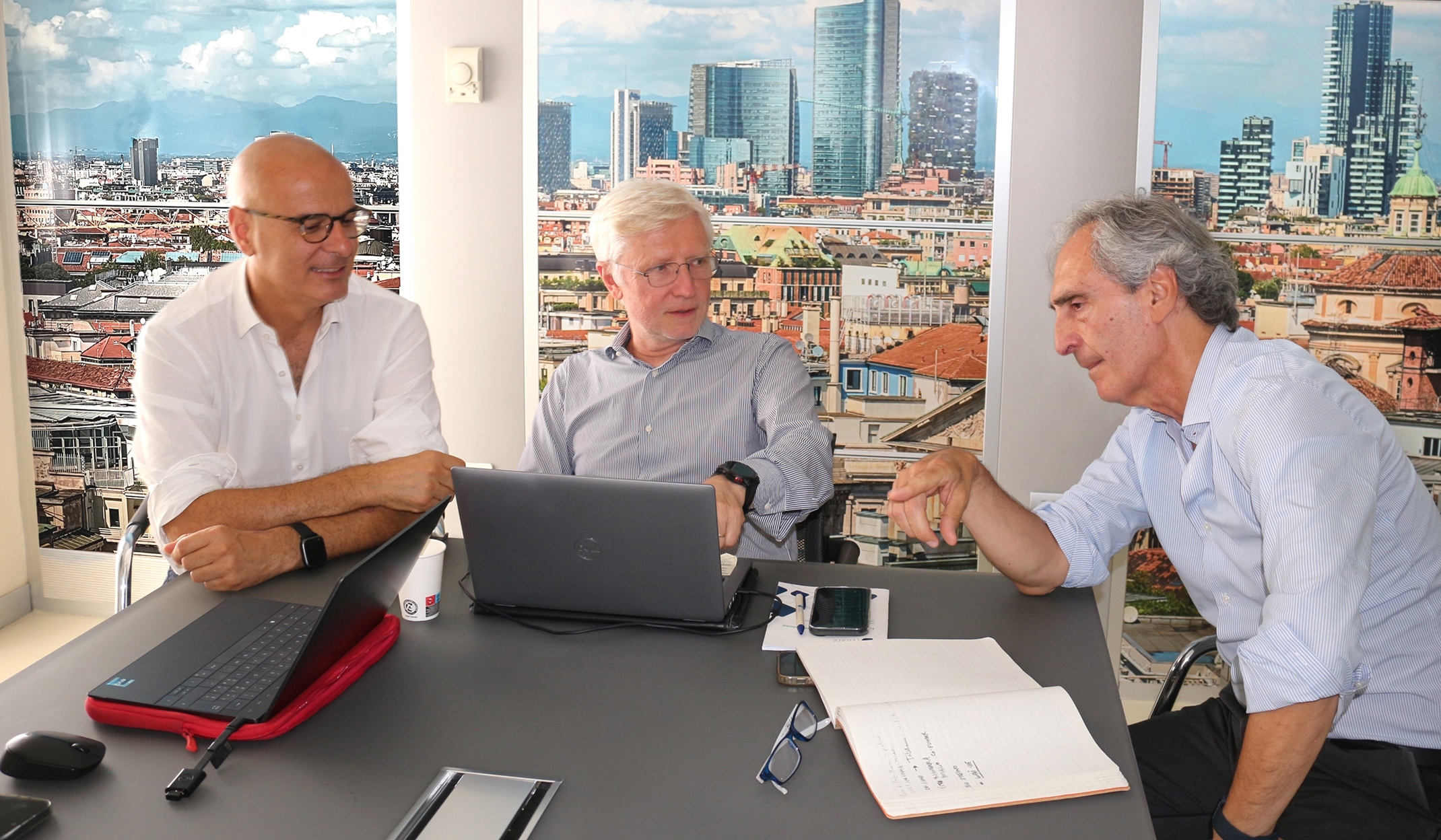 I direttori di Tutela Legale, Stefano Buraglio e Giovanni Grava, durante una riunione con il consulente strategico Massimo Marinelli