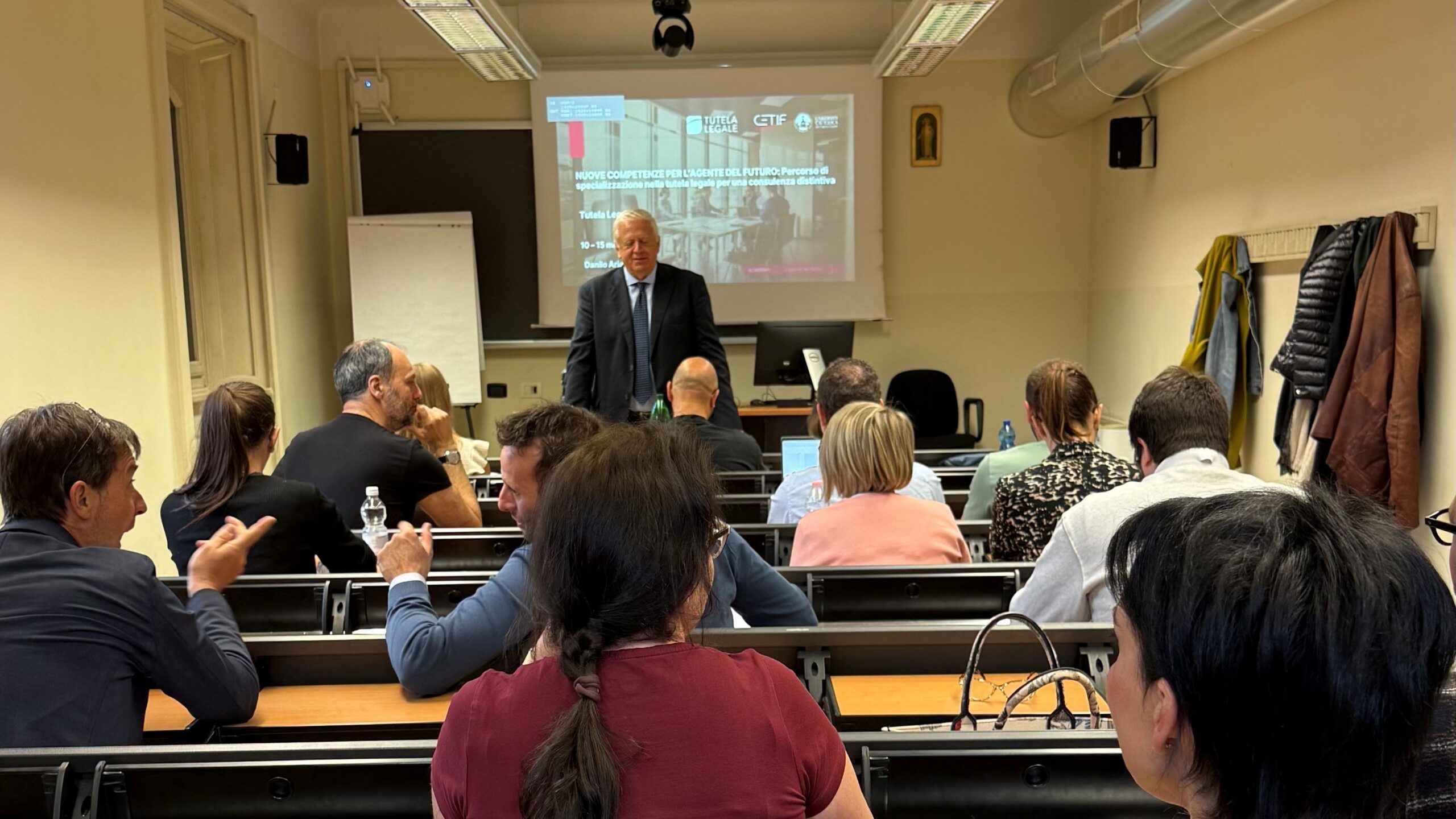 foto di persone in aula durante la lezione cetif
