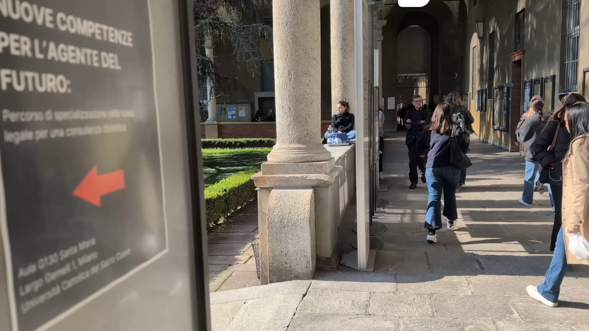 volantino corso Cetif nel chiostro dell'Università Cattolica di Milano