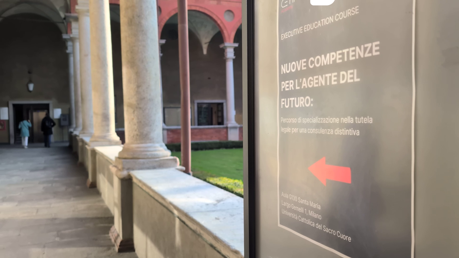 Volantino corso Cetif e Tutela Legale nell'atrio dell'Università Cattolica di Milano