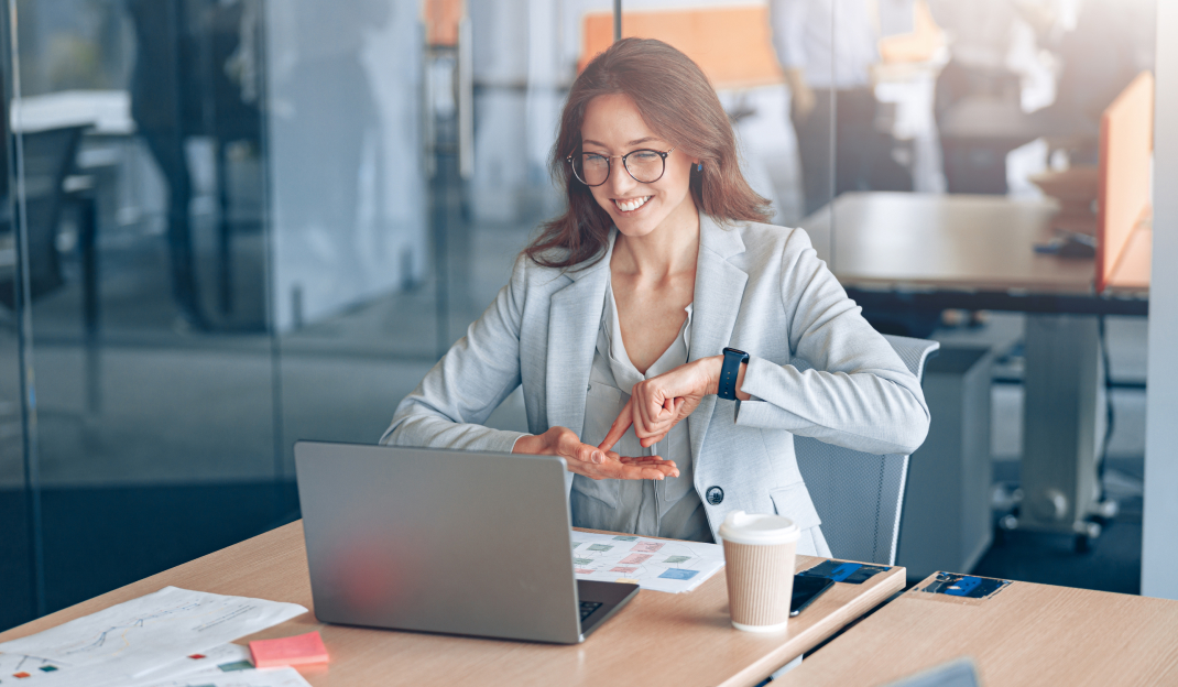 Giovane donna si esprime con la lingua dei segni in una videocall di lavoro