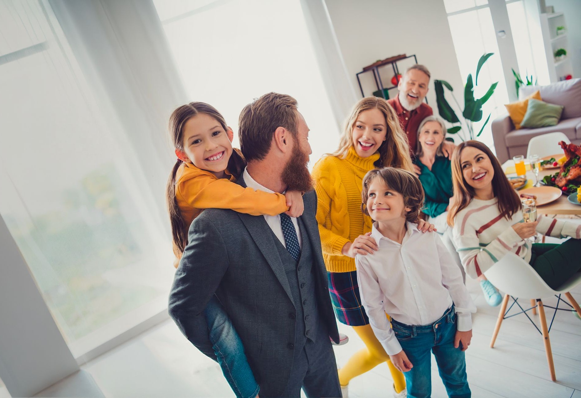 famiglia con papà che ha in groppa un bimbo